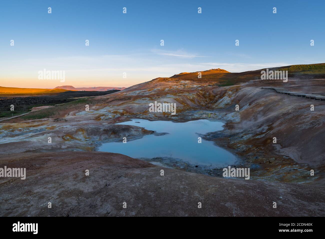 Leirhnjúkur ist eine aktive Vulkanspalte im Norden Islands, in der Krafla Caldera. Er ist bekannt für seine leuchtenden Farben Rot und Orange. Stockfoto