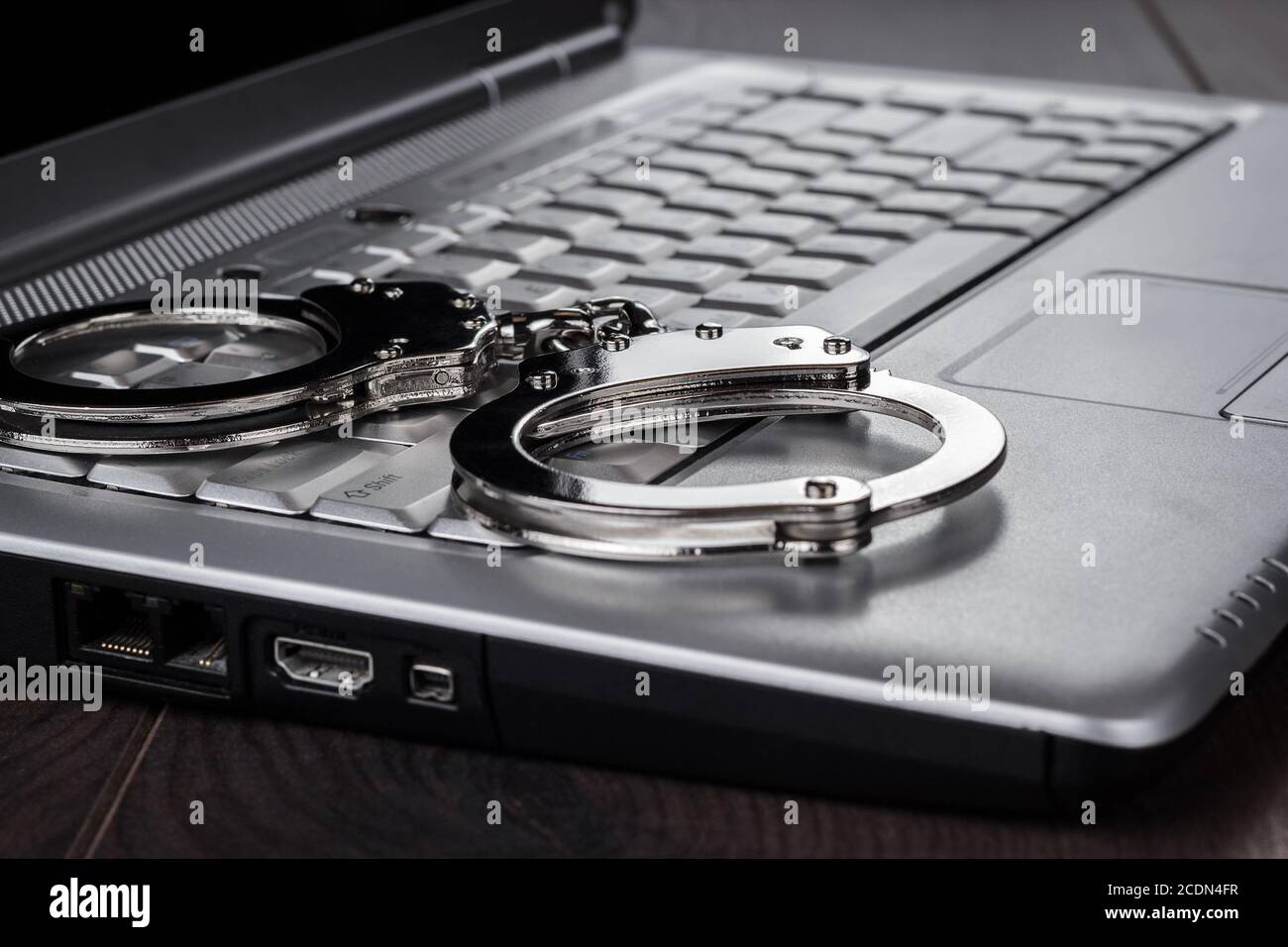 Handschellen auf Laptop Cyber-Kriminalität Konzept Stockfoto