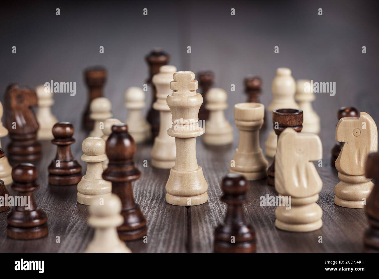 Schachfiguren auf dem Holztisch Stockfoto