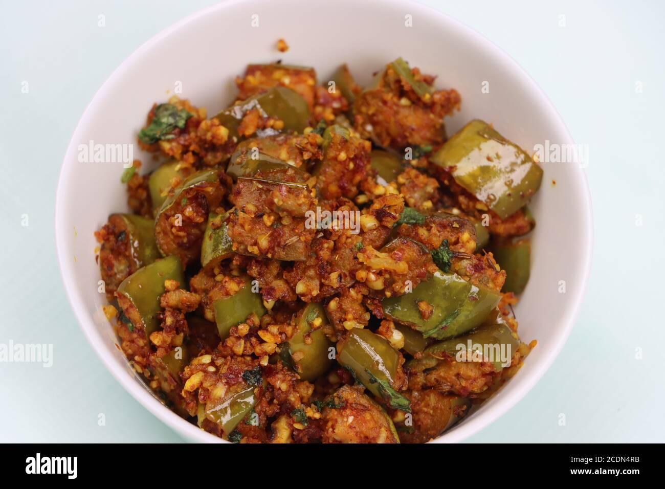 Brinjal oder Egg Pflanze trocken braten, südindischen Curry mit gerösteten Erdnusspulver Stockfoto