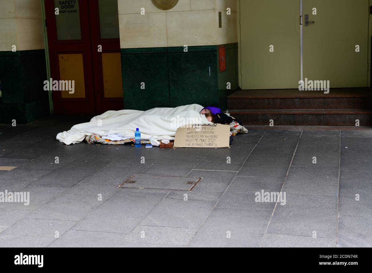 Sydney NSW Australien 1. Dezember 2019 - zwei junge Obdachlose Schlafen auf der Straße in Sydney Stockfoto