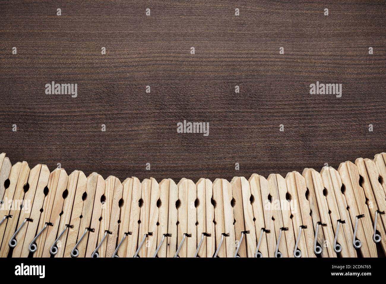 Holzklammern auf dem Tisch Stockfoto