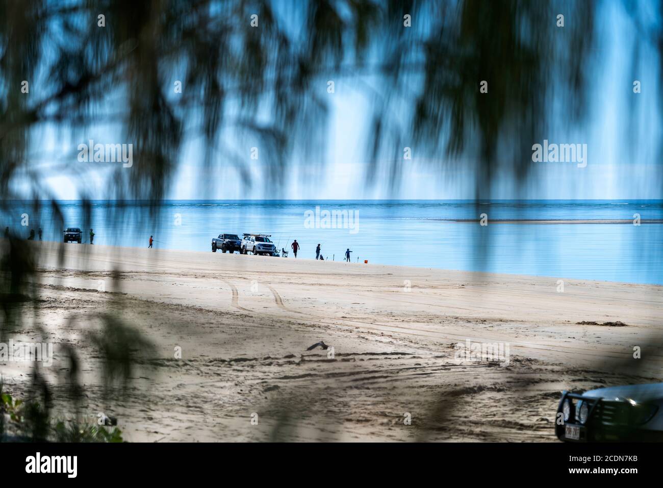 4WDs geparkt am Strand mit Menschen fischen und entspannen, Burrum National Park Queensland, Australien Stockfoto