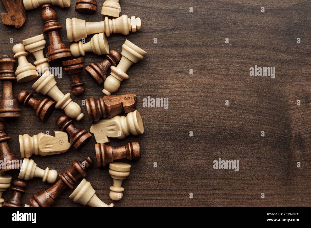 Schachfiguren auf braunem Holztisch Hintergrund Stockfoto