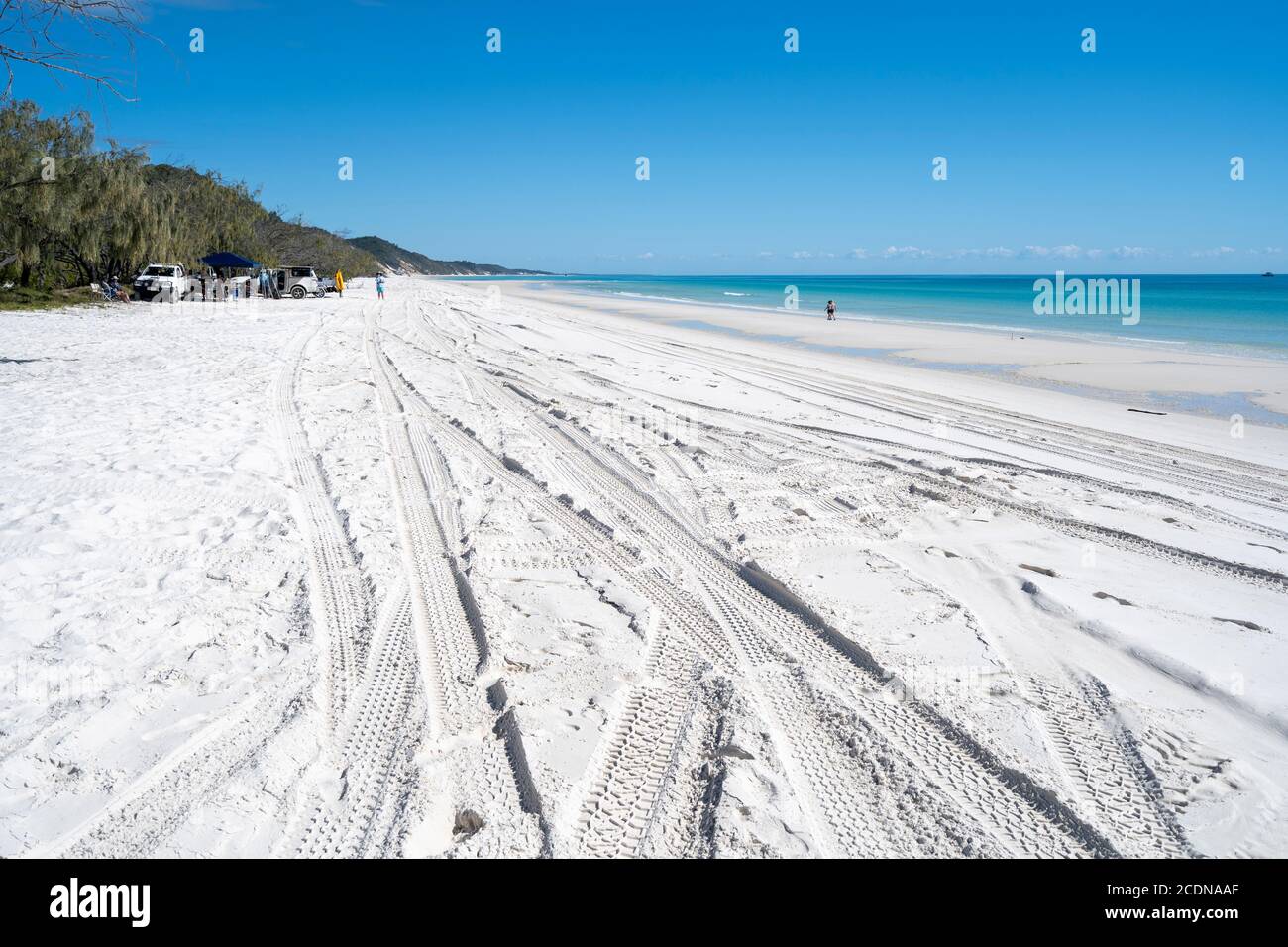 Geländewagen im Sand in der Nähe von Awinya Creek, Westufer von Fraser Island, Hervey Bay Queensland Australien Stockfoto