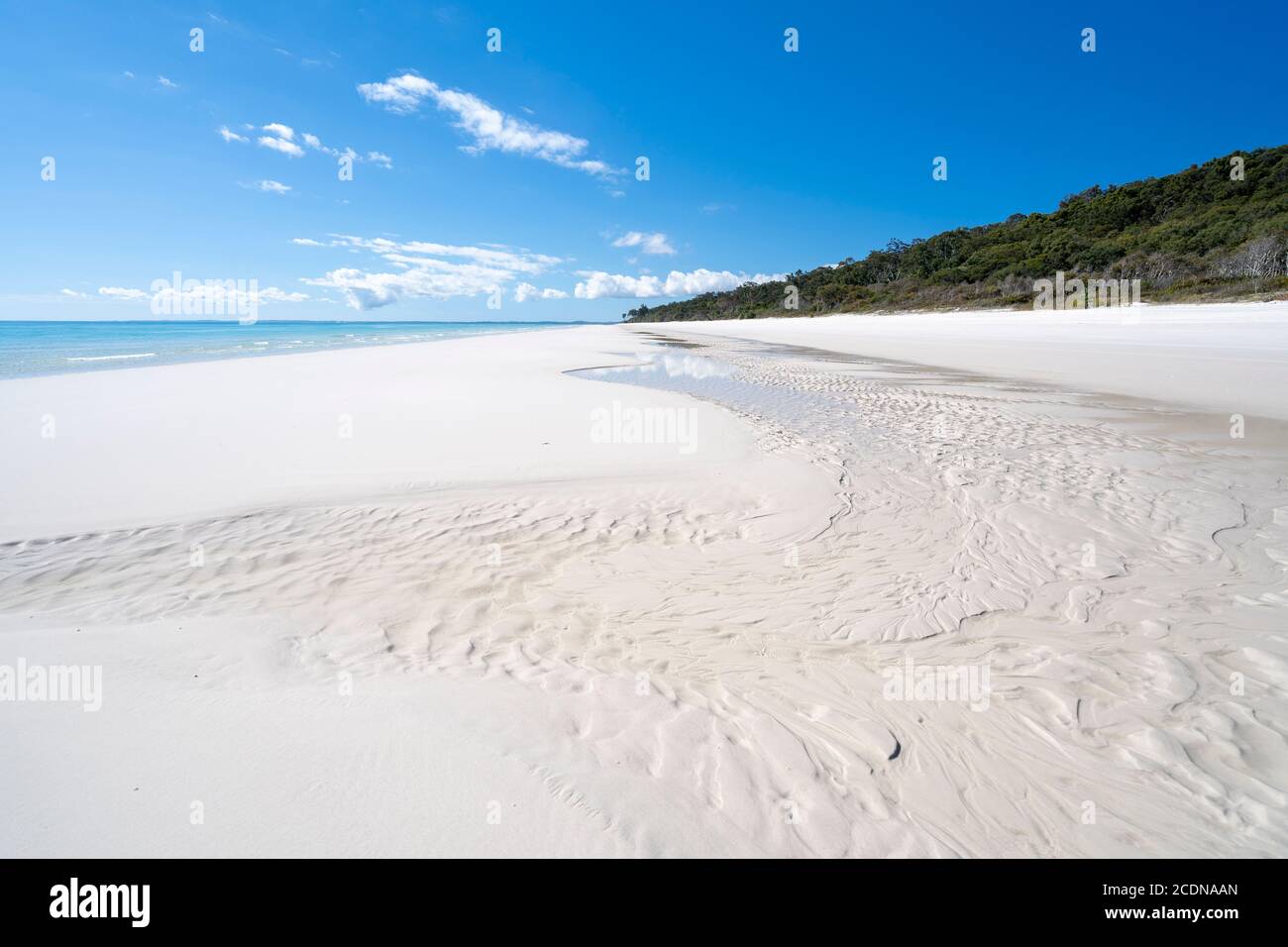 Weißer Sandstrand und klares Wasser unter blauem Himmel, in der Nähe von Awinya Creek, Westufer von Fraser Island, Hervey Bay Queensland Australien Stockfoto