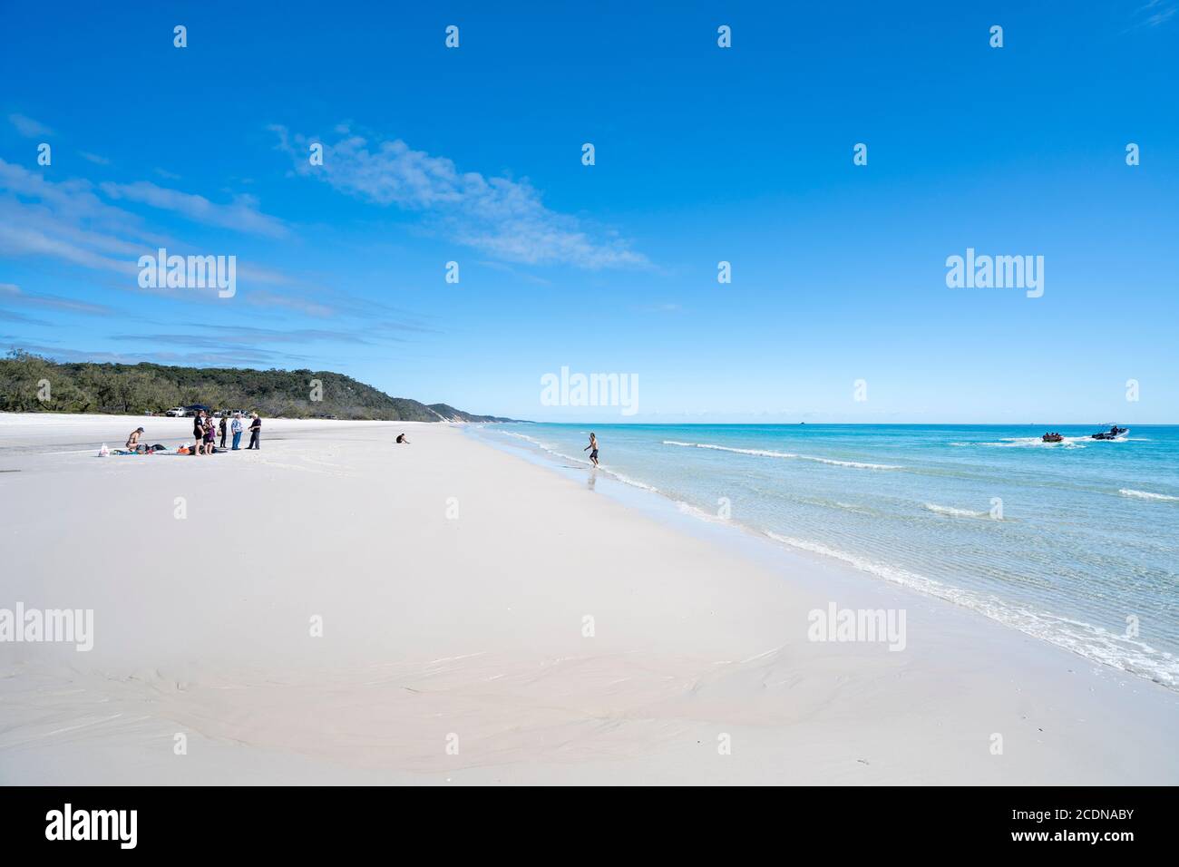 Weißer Sand und klares Wasser unter blauem Himmel, nahe Awinya Creek, Westufer Fraser Island, Hervey Bay Queensland Australien Stockfoto