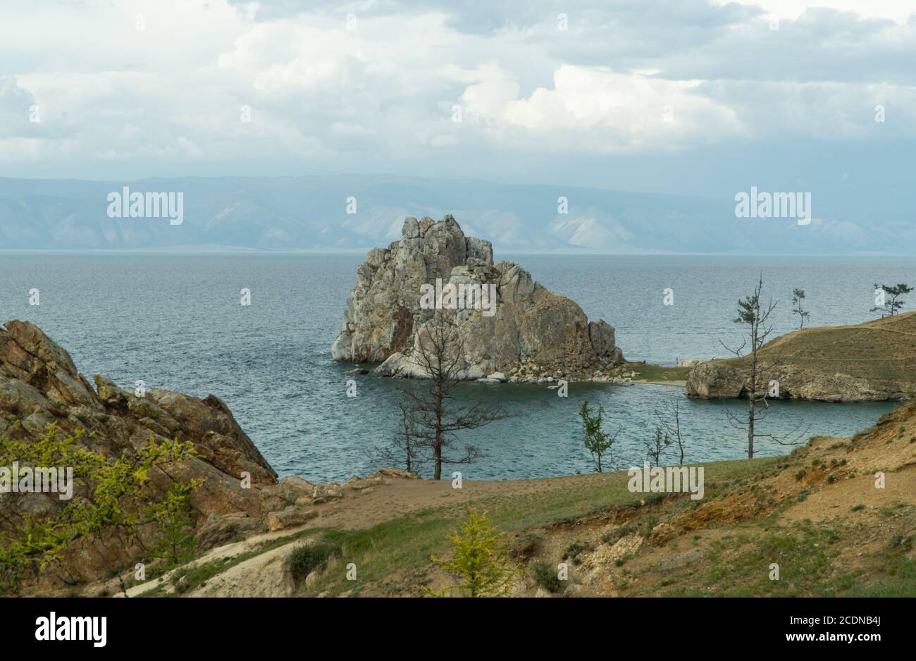 Shamanka Rock auf Olchon. Einer der neun Heiligen Orte Asiens. Kap Burhan. Landschaft des Sibirischen Baikalsees. Stockfoto