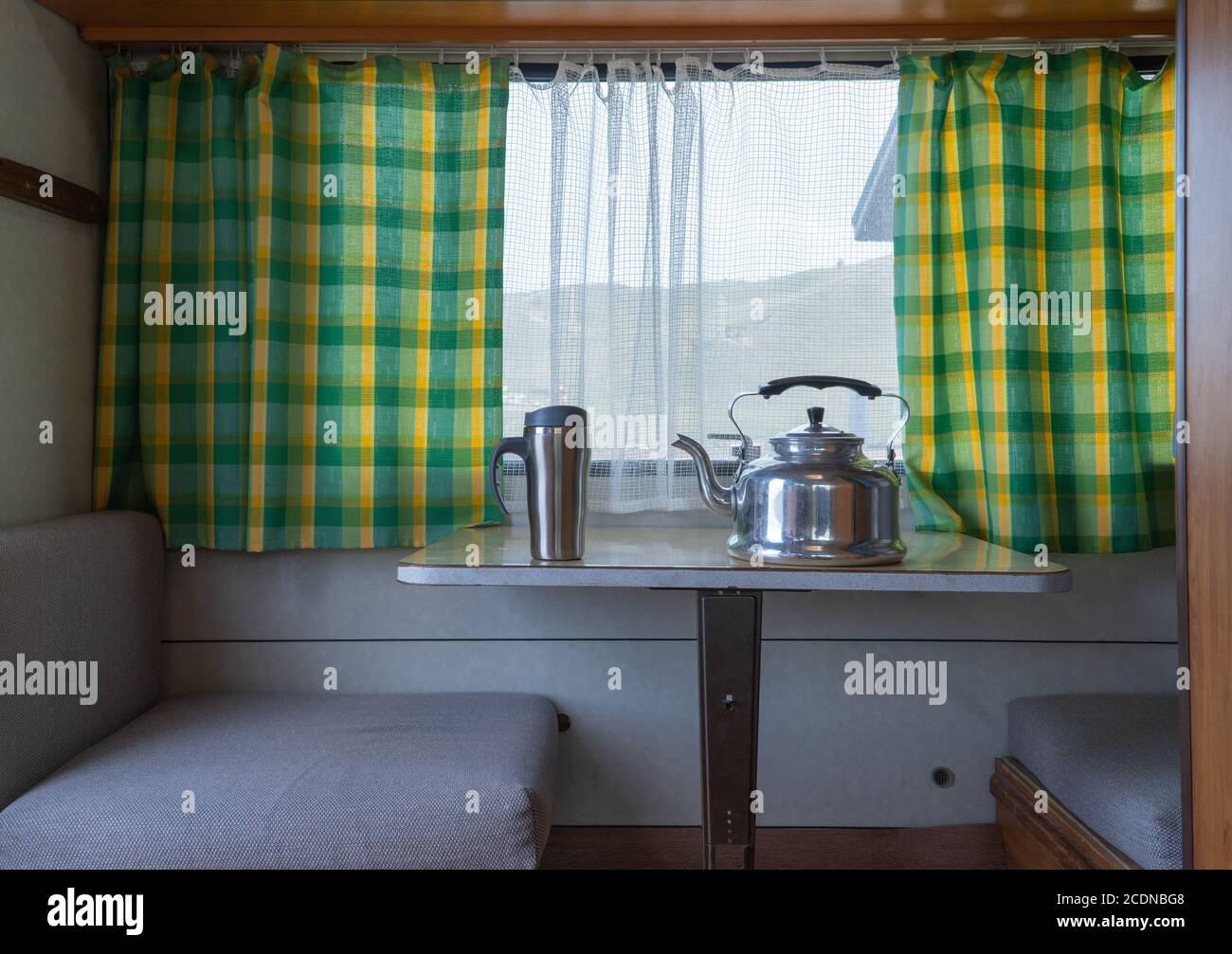 Sitz und Tisch im Inneren des Anhängers. Wohnmobil Innenraum. Stockfoto