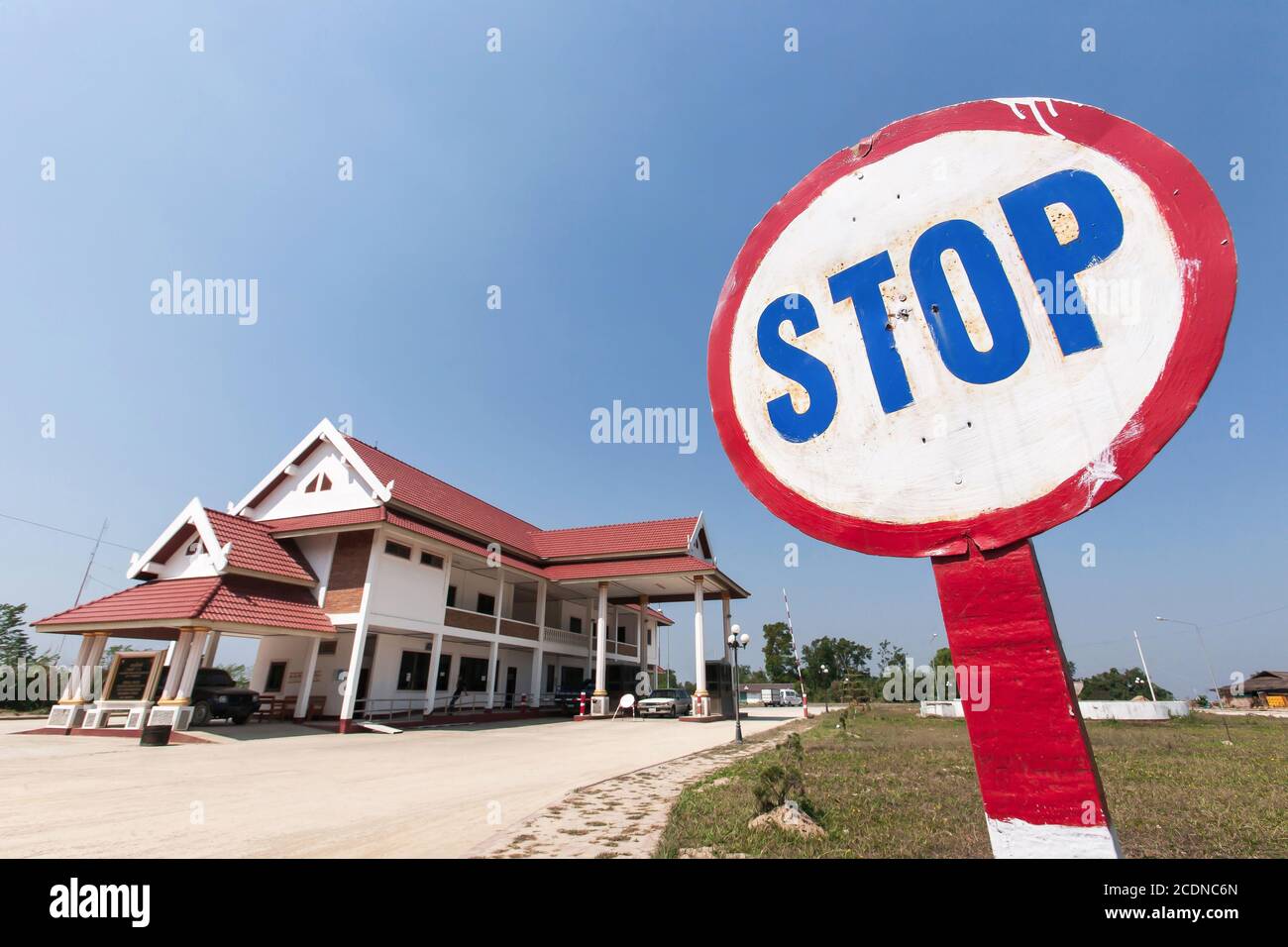 Ein Stoppschild in der Nähe von Laos und Vietnam Grenzkontrollpunkt in Phongsaly, Laos. Stockfoto