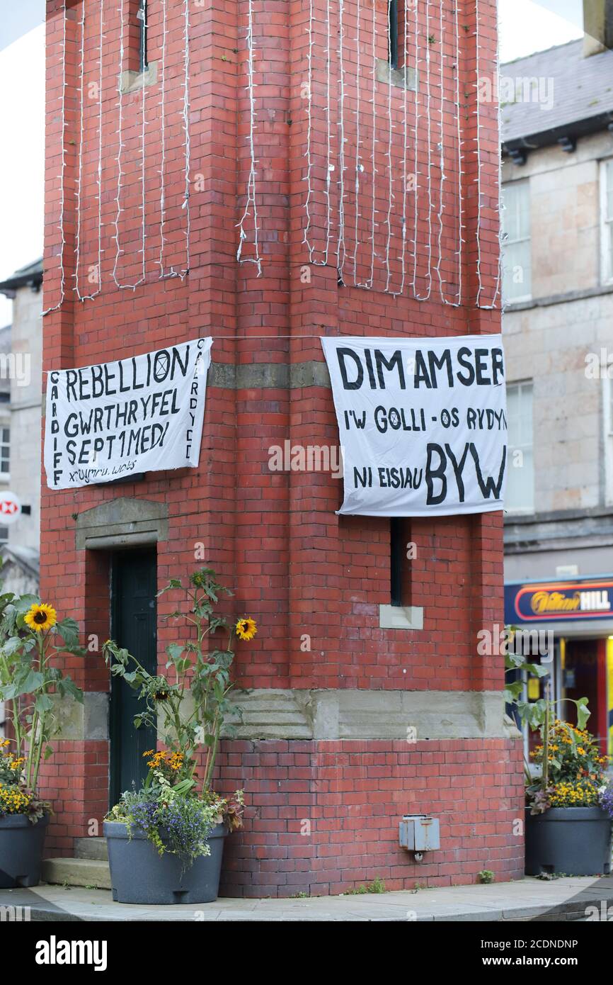 The Clock Tower, Bangor, Gwynedd 29. August 2020. Klimaaktivisten von Extinction Rebellion hängen in den frühen Morgenstunden Banner an der Stadtuhr als Teil einer Reihe von Aktionen, die in den nächsten vier Tagen in ganz Großbritannien stattfinden. Kredit: Denise Laura Baker/Alamy Live Nachrichten Stockfoto