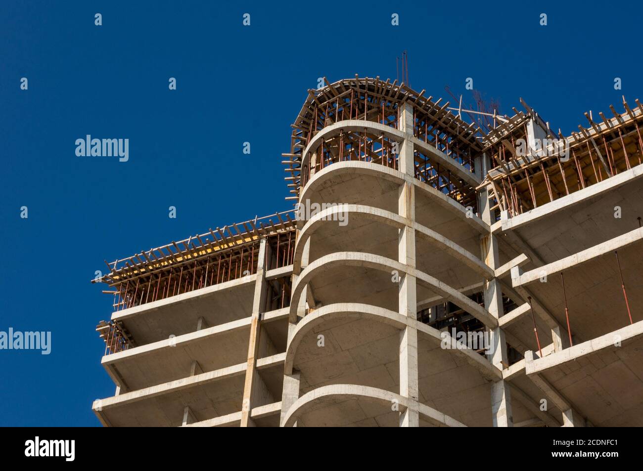 Moderne Baustelle mit Gerüsten Stockfoto