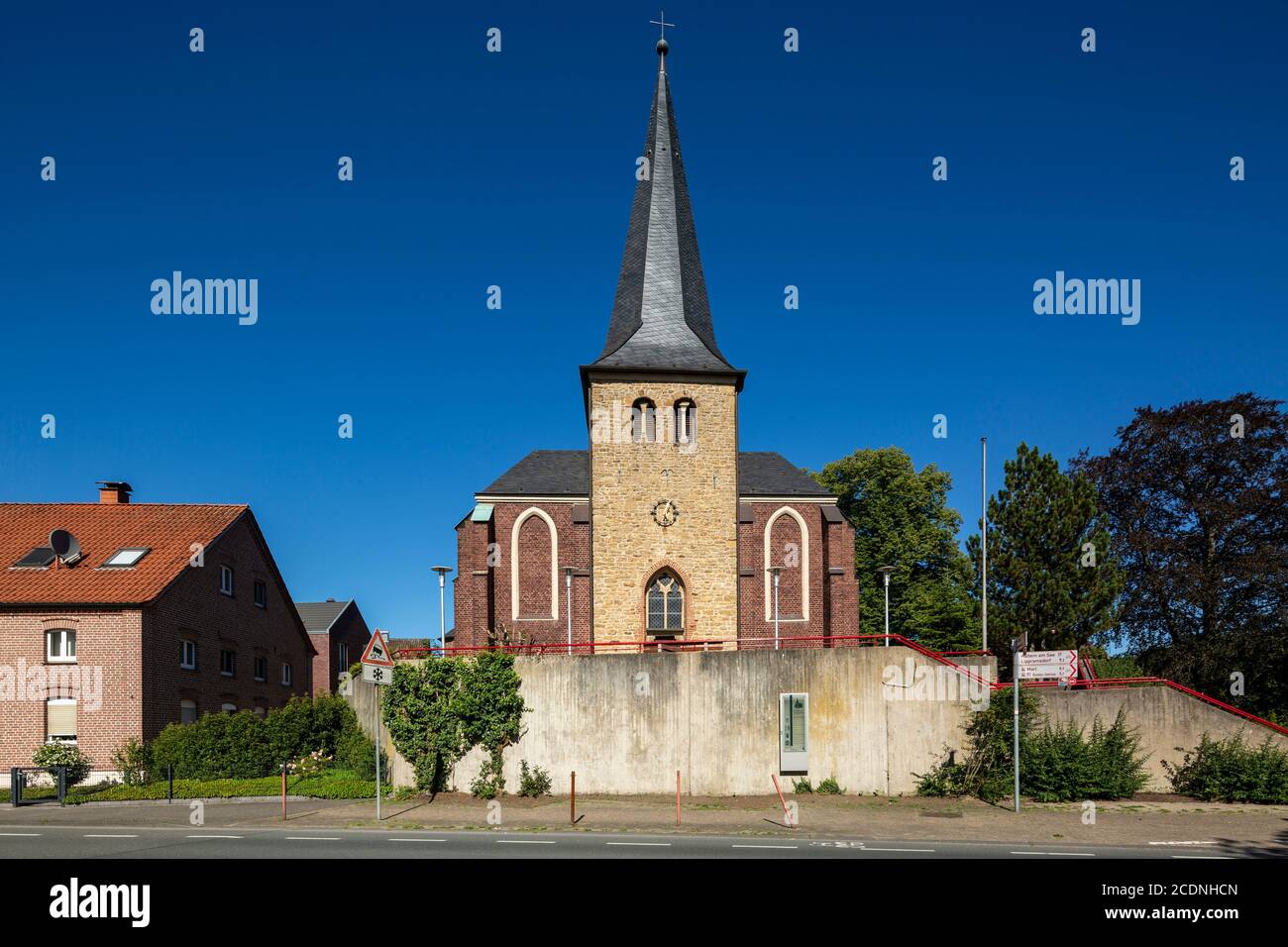 D-Dorsten, D-Dorsten-Hervest, Lippe, Ruhrgebiet, Naturpark hohe Mark Westmünsterland, Münsterland, Westfalen, Nordrhein-Westfalen, NRW, Paulskirche auf einem Hügel, katholische Pfarrkirche, Dorfkirche mit romanischem Kirchturm Stockfoto