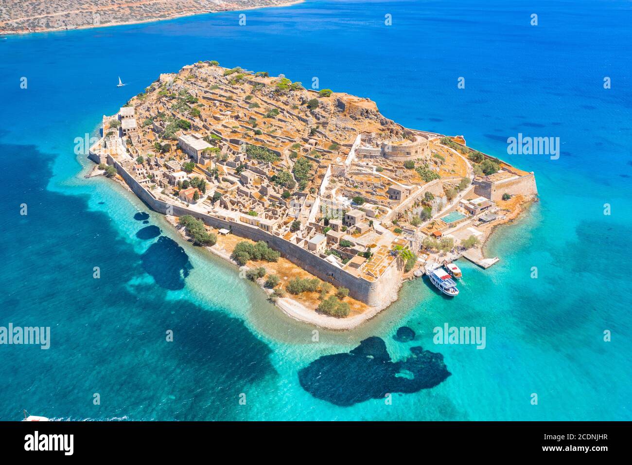 Blick auf die Insel Spinalonga mit ruhigem Meer. Hier wurden isoliert Aussätzigen, Menschen mit der Hansen Krankheit, Golf von Elounda, Kreta, Griechenland. Stockfoto