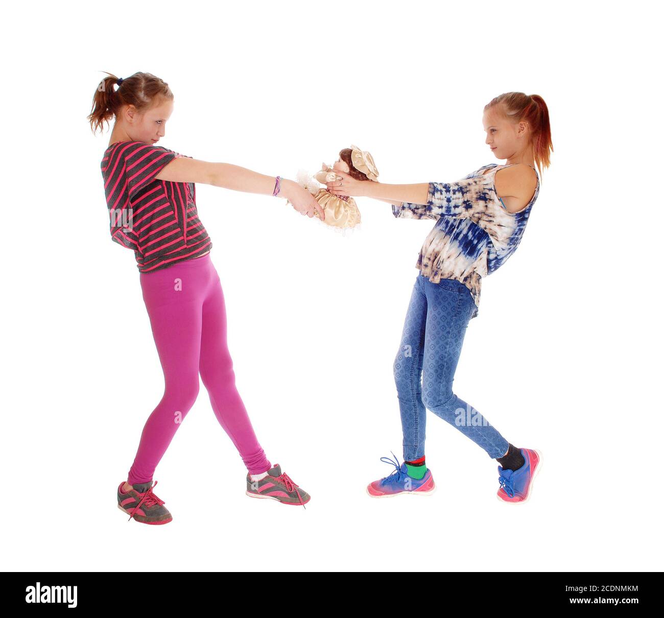 Zwei Mädchen kämpfen für Dolly. Stockfoto