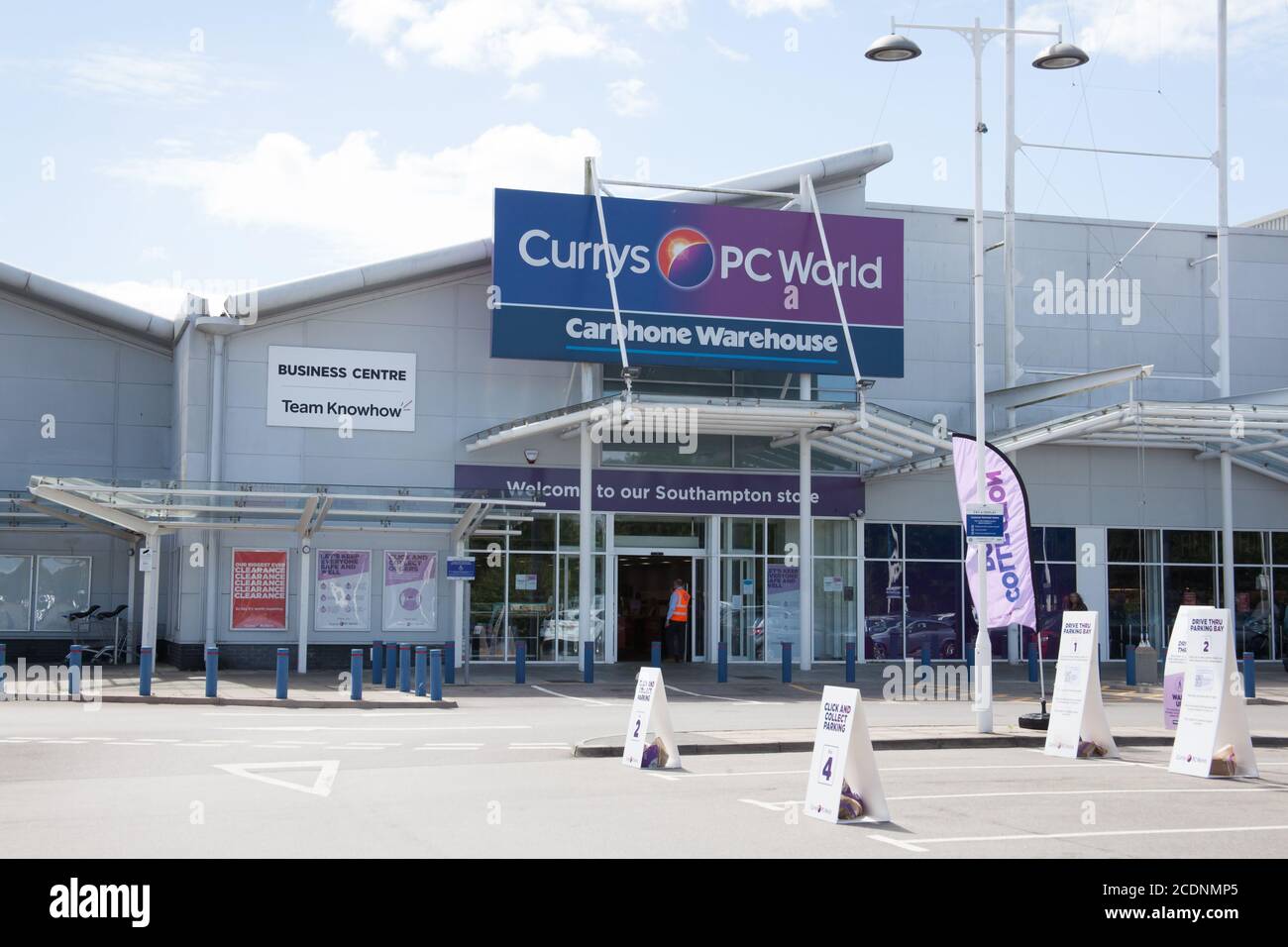 Der Currys PC World Shop im West Quay Retail Park in Southampton in Großbritannien, aufgenommen am 10. Juli 2020 Stockfoto