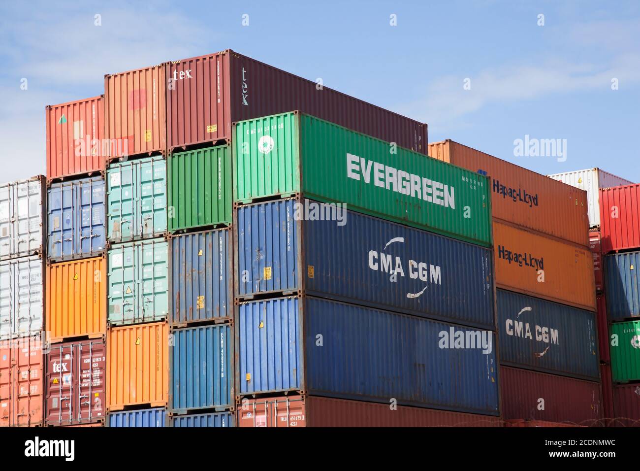 Cargo shipping containers stacked high -Fotos und -Bildmaterial in ...