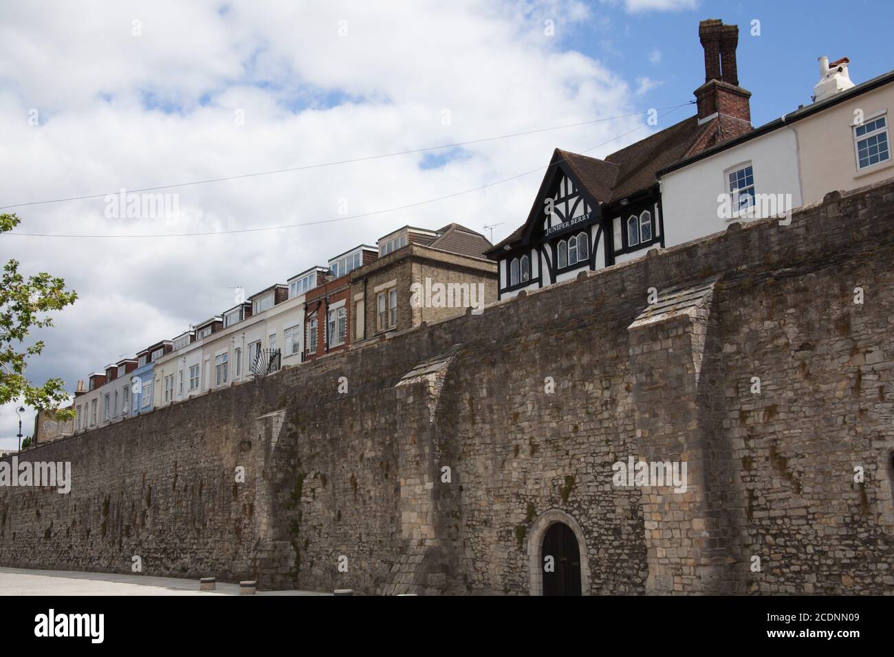 Häuser der historischen Stadtmauer in Southampton, Hampshire, Großbritannien, aufgenommen am 10. Juli 2020 Stockfoto