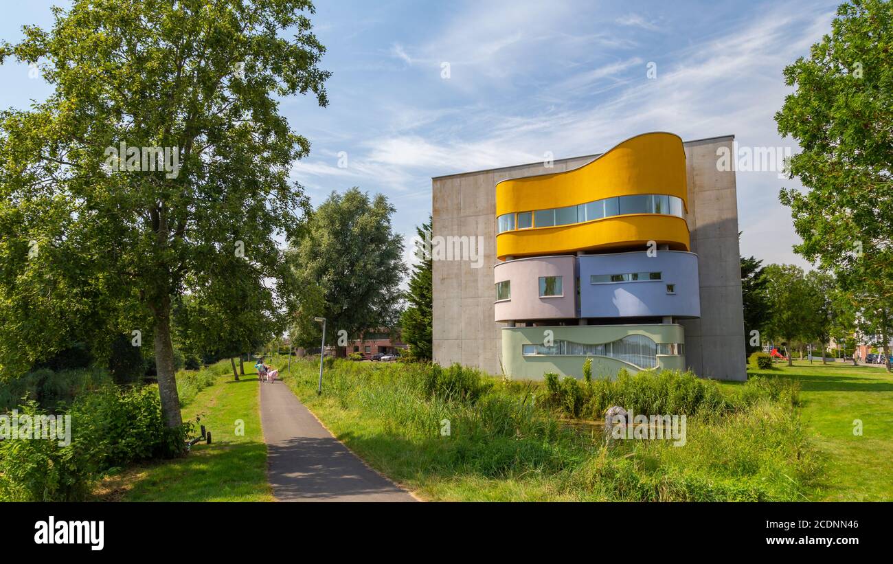 Groningen, Niederlande - 8. August 2020: Farbenfrohes Wandhaus mit internationaler postmoderner Architektur des US-Architekten John Quentin Hejduk Stockfoto