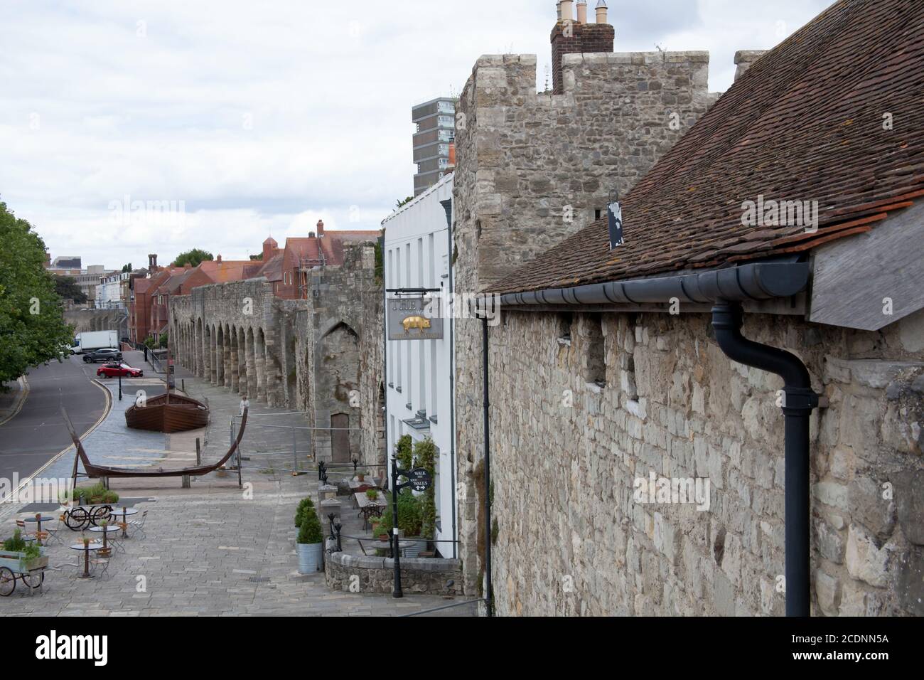 Blick auf die Stadtmauer in Southampton, Hampshire in Großbritannien, aufgenommen am 10. Juli 2020 Stockfoto