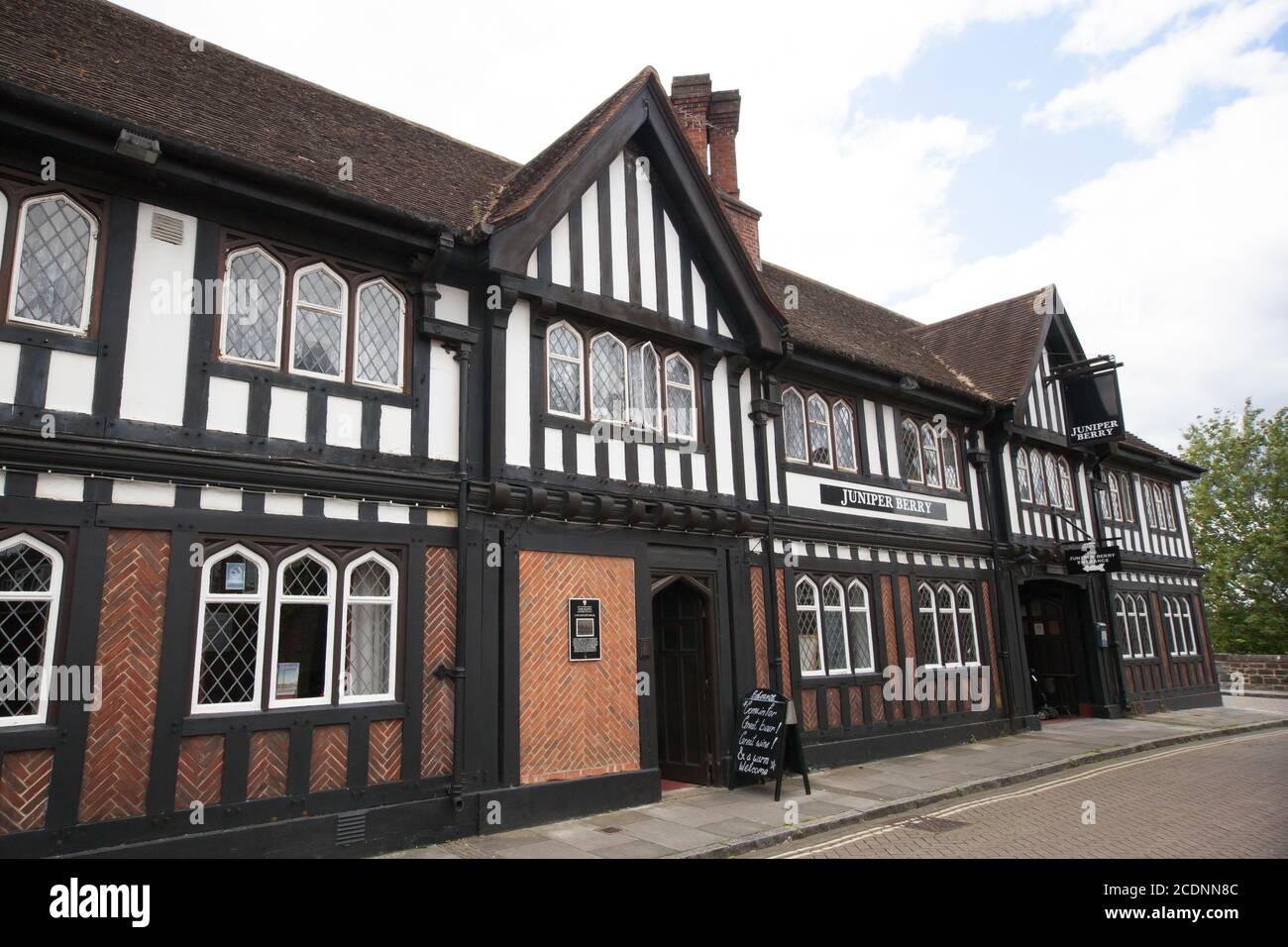 Der historische Pub The Juniper Berry am Castle Square, Southampton, Hampshire in Großbritannien, wurde am 10. Juli 2020 eröffnet Stockfoto