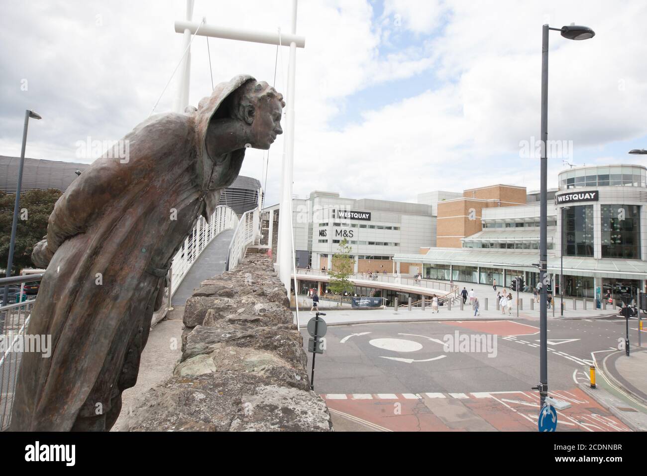 Eine Statue von John Le Fleming, dem Bürgermeister von Southampton von 1295 bis 1336, mit Blick auf die Bargate Street in Southampton in Hampshire im Vereinigten Königreich, aufgenommen am 10. Ju Stockfoto