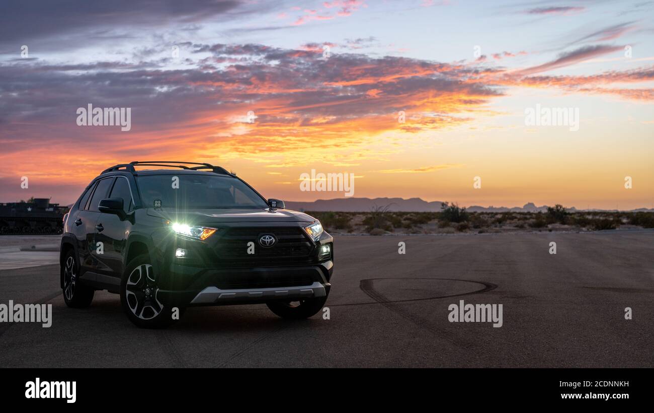 2019 Toyota Rav4 Abenteuer Vorder- und Seitenprofil vor einem atemberaubenden Sonnenuntergang in der Wüste in Yuma, AZ abseits des Highway 95 Stockfoto