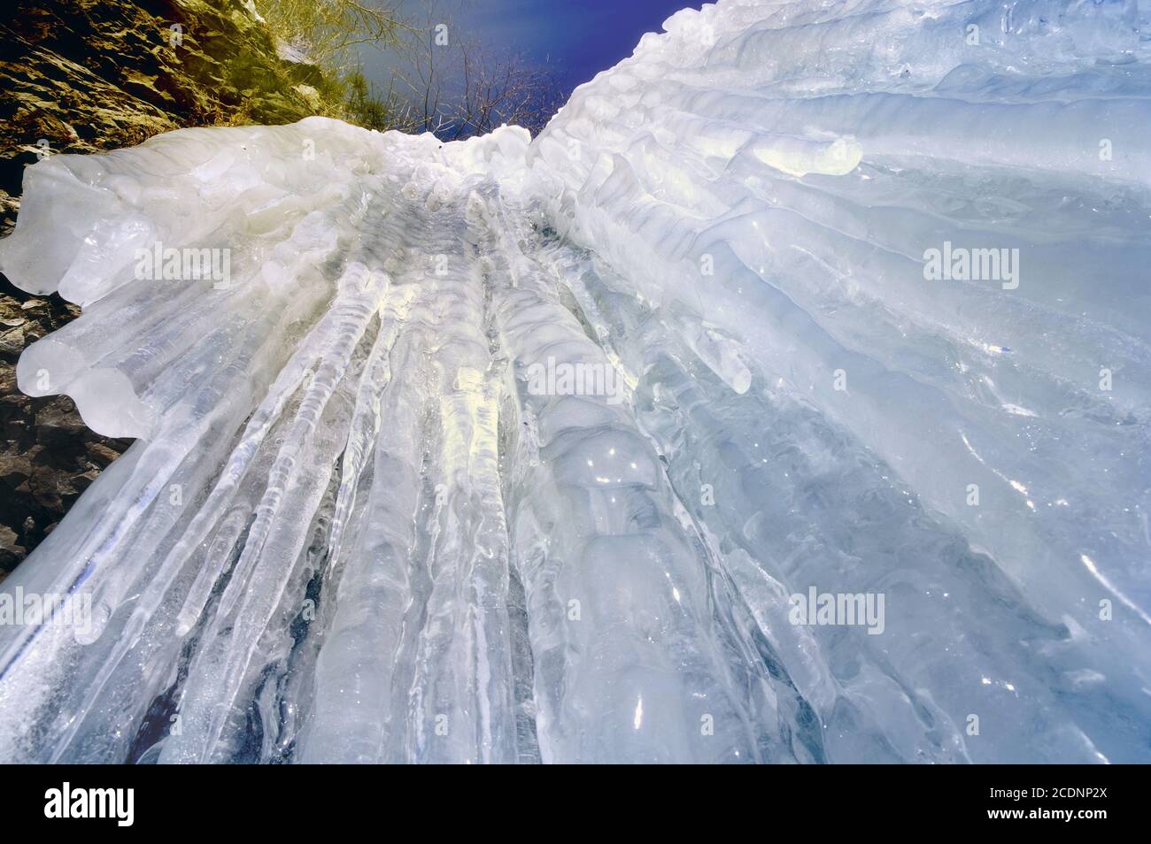 Eiszapfen gefrorener Wasserfall. Stockfoto