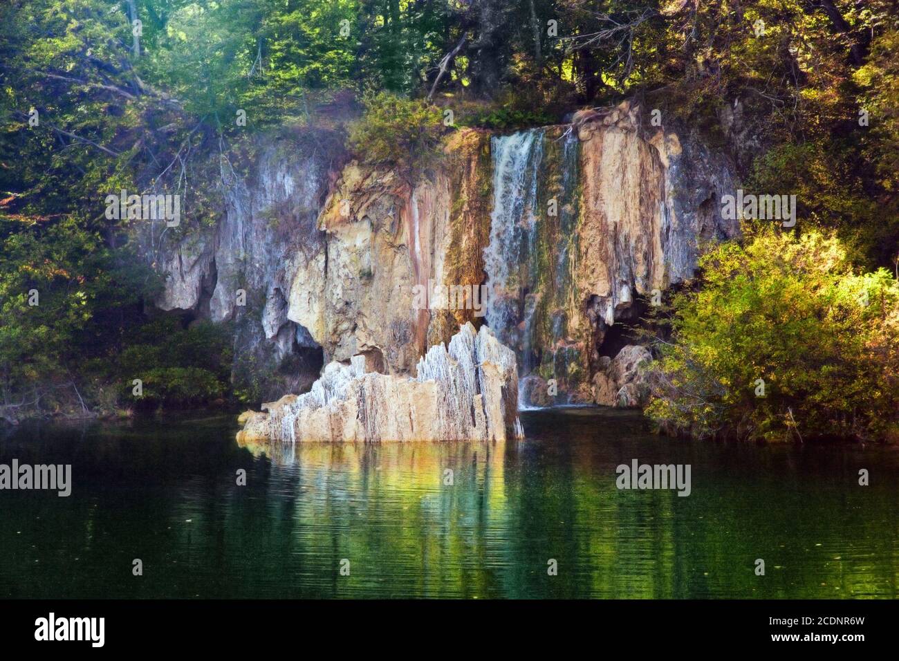 Wasserfall im Wald. Kristallklares Wasser. Stockfoto