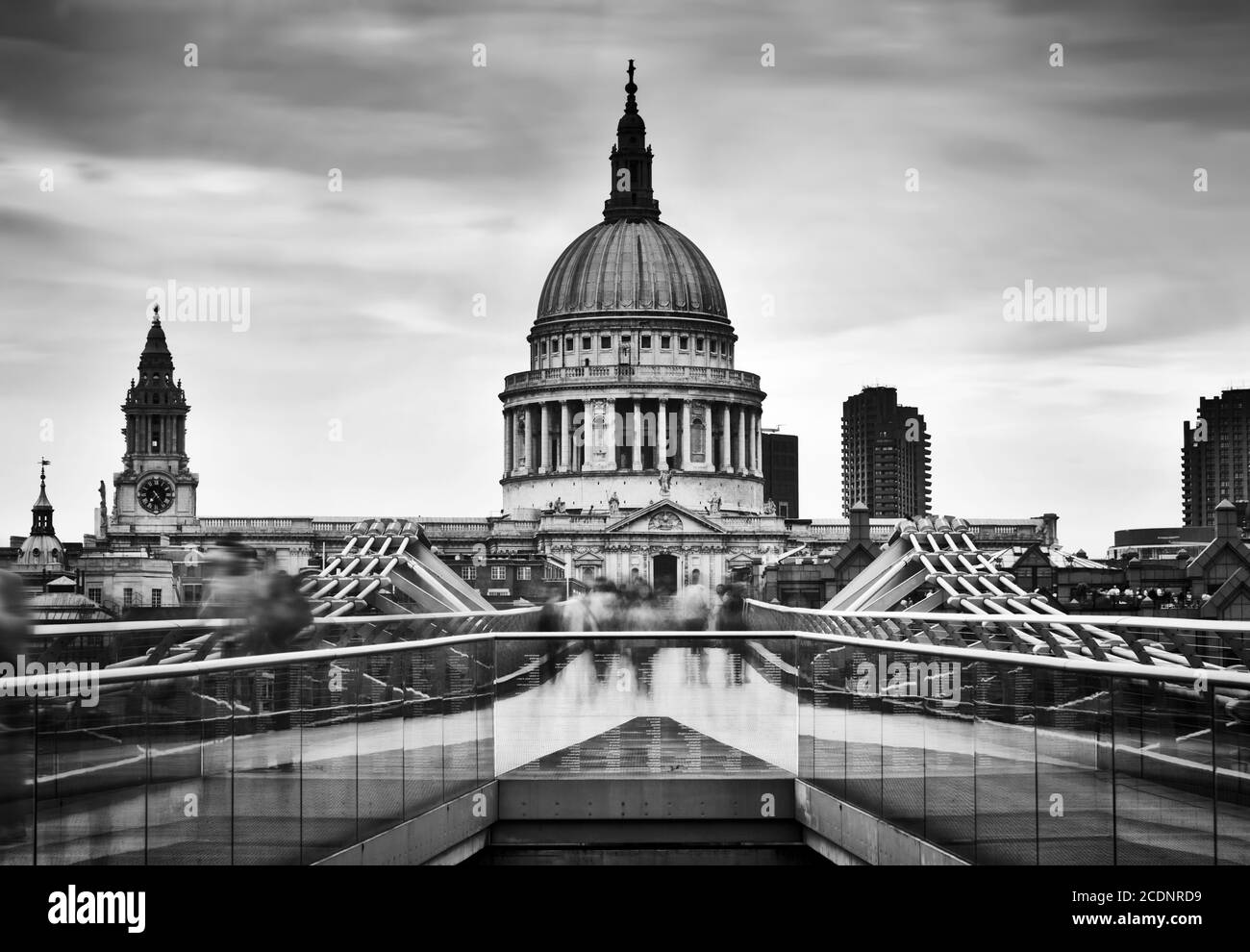 St Paul#39;s Cathedral Dome von der Millenium Bridge in London, Großbritannien. Stockfoto