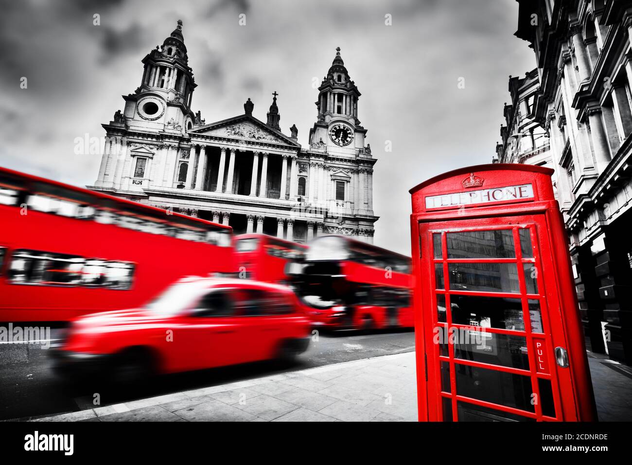 London, Großbritannien. St Paul#39;s Kathedrale, roter Bus, Taxi und rote Telefonzelle. Stockfoto
