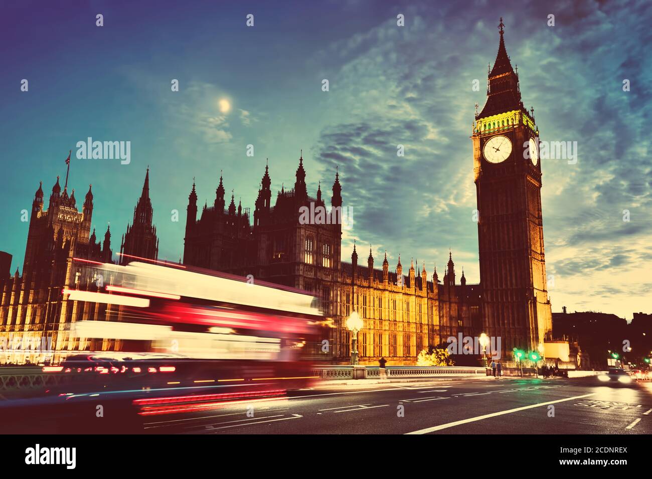 Roter Bus, Big Ben und Westminster Palace in London, Großbritannien. Bei Nacht. Der Mond scheint. Vintage Stockfoto