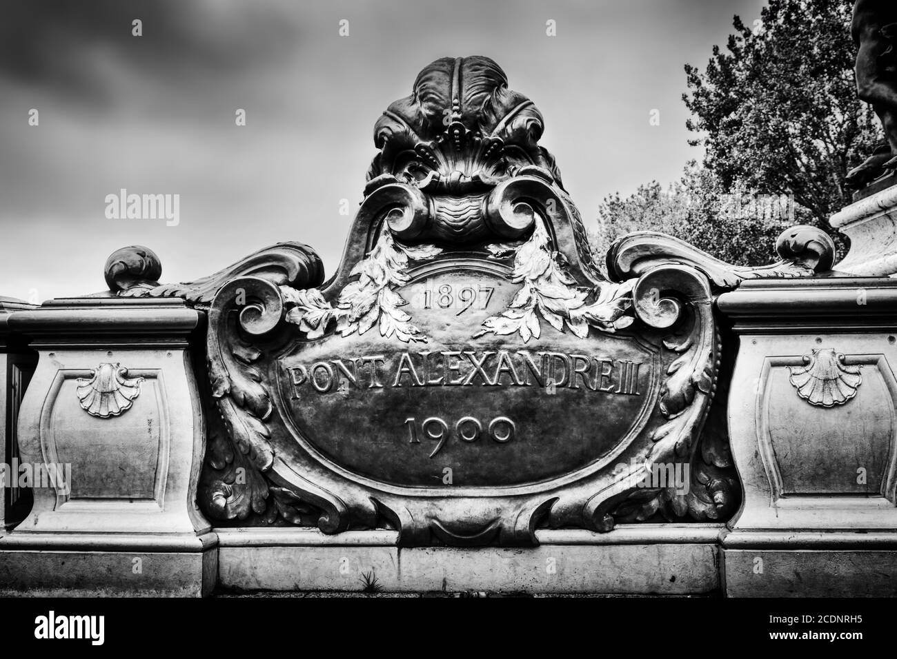 Statue auf Pont Alexandre III Brücke in Paris, Frankreich. Seine und Eiffelturm. Stockfoto