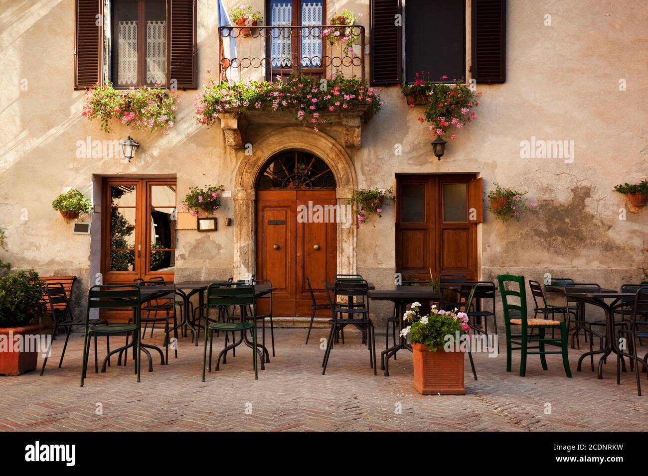 Romantisches Retro-Restaurant, Café in einer kleinen italienischen Stadt. Vintage Italien Stockfoto