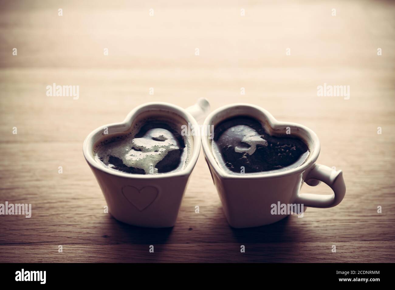 Schwarzer Kaffee, Espresso in zwei herzförmigen Tassen. Liebe, Valentine#39;s Tag, vintage Stockfoto
