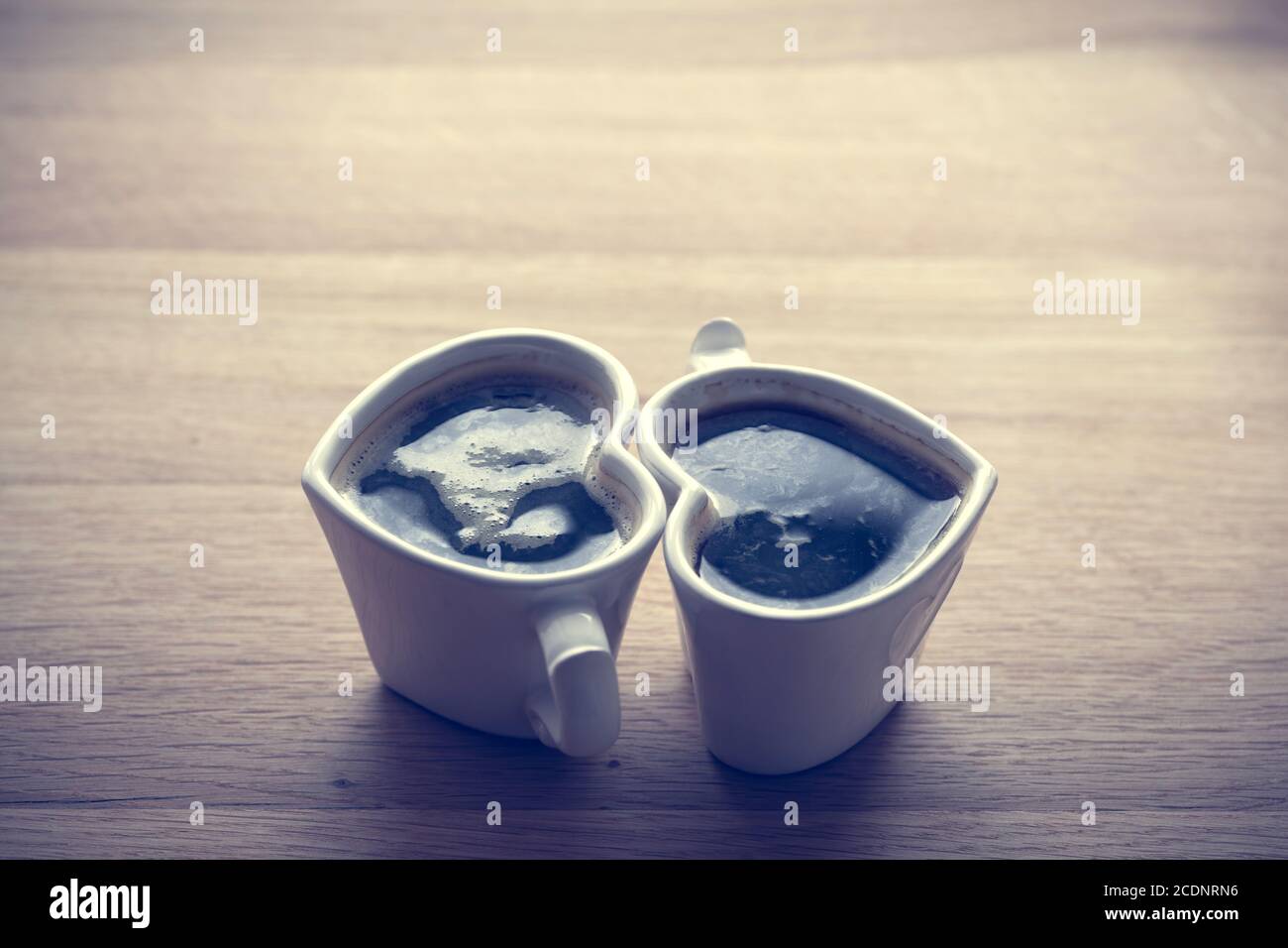 Schwarzer Kaffee, Espresso in zwei herzförmigen Tassen. Liebe, Valentine#39;s Tag, vintage Stockfoto