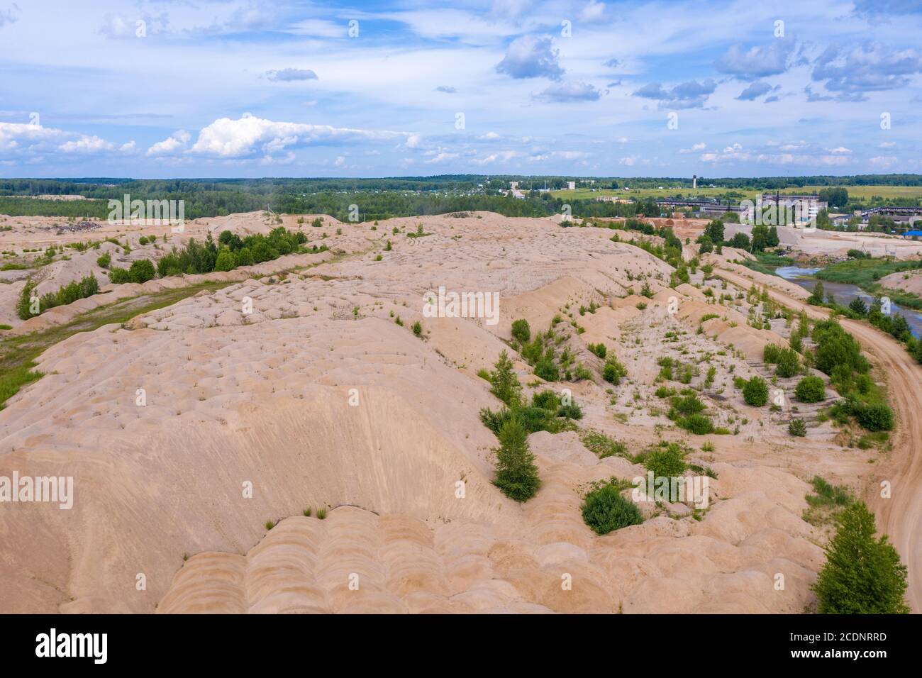 Sandsteinbruch in der Nähe des Dorfes Khromtsovo, Region Ivanovo, an einem sonnigen Sommertag, Foto von einer Drohne aufgenommen. Stockfoto