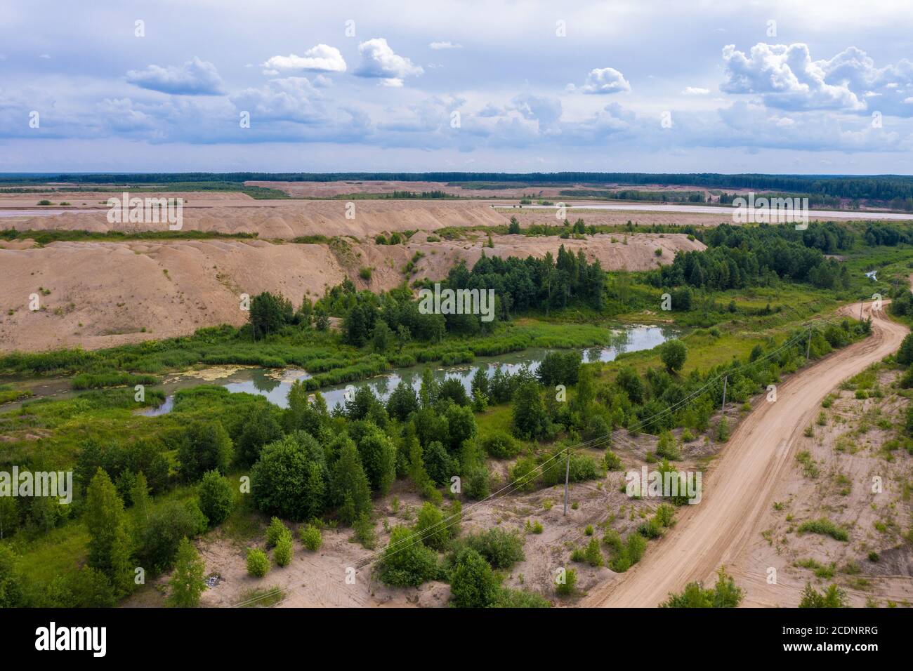 Sandsteinbruch in der Nähe des Dorfes Khromtsovo, Region Ivanovo, an einem sonnigen Sommertag, Foto von einer Drohne aufgenommen. Stockfoto