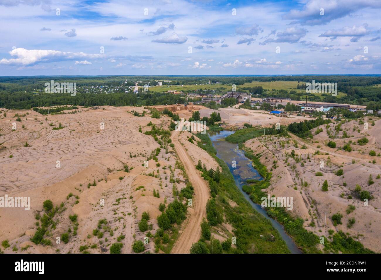 Sandsteinbruch in der Nähe des Dorfes Khromtsovo, Region Ivanovo, an einem sonnigen Sommertag, Foto von einer Drohne aufgenommen. Stockfoto