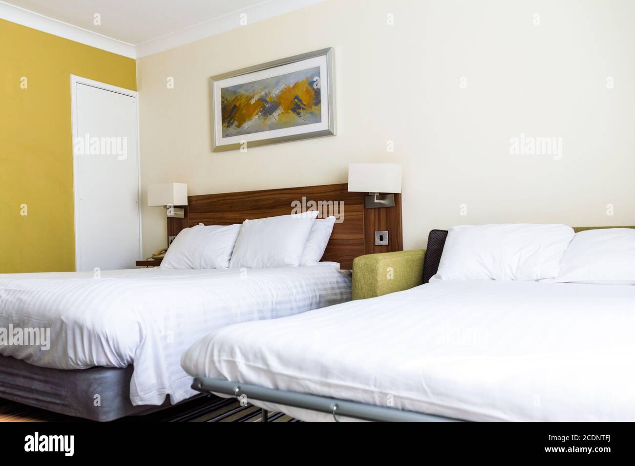 Hotelzimmer mit Doppelbett und Schlafsofa Stockfoto