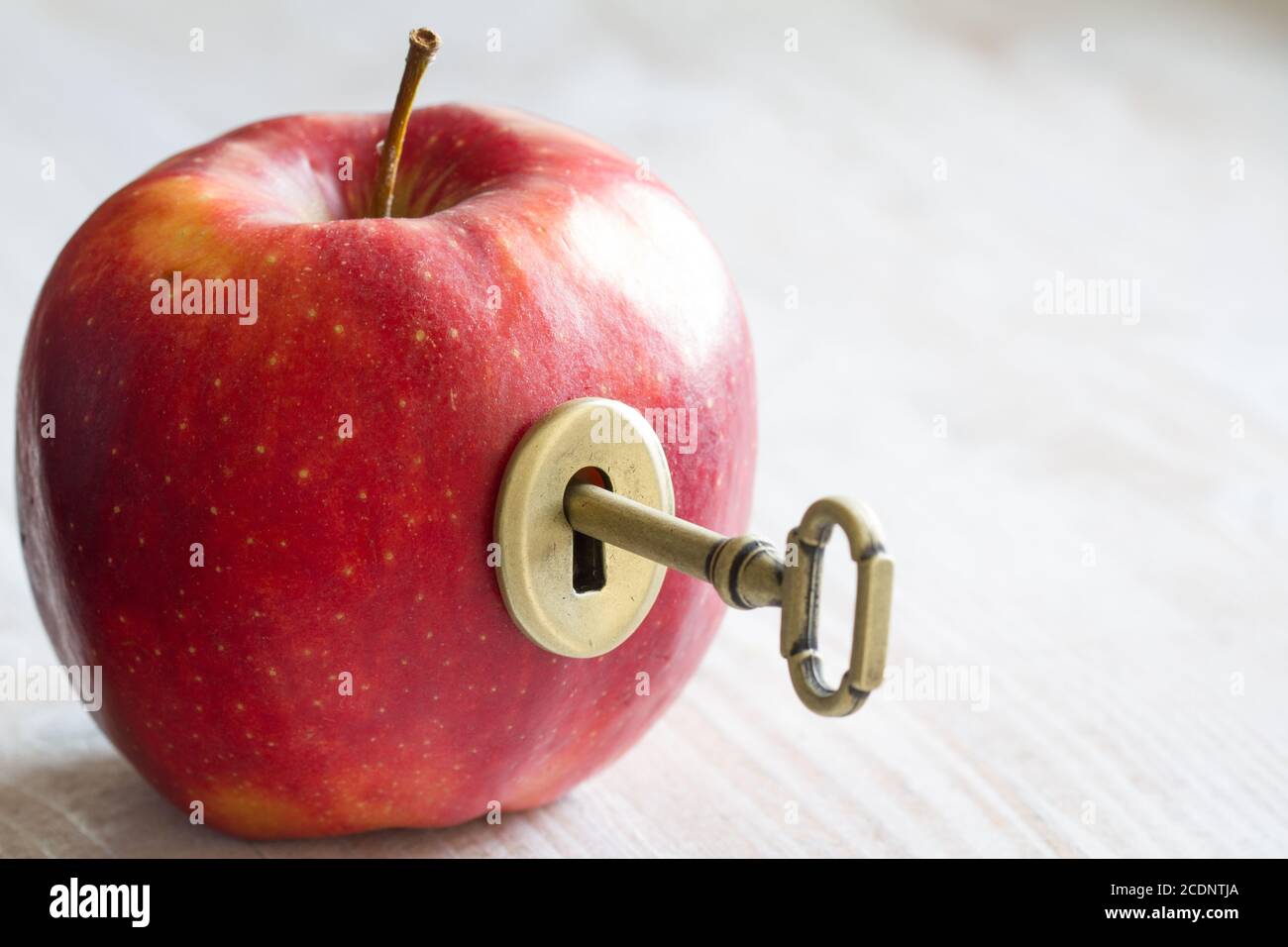 Schlüssel und Apfel, Schlüssel zur Gesundheit. Gesunde Ernährung Konzept Stockfoto