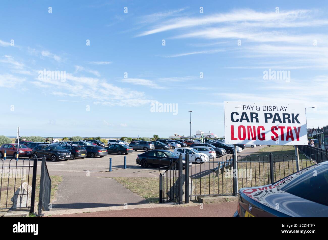 Der Parkplatz für Langzeitparkplätze ist während der Hauptsaison in Great voll Yarmouth Beach Stockfoto