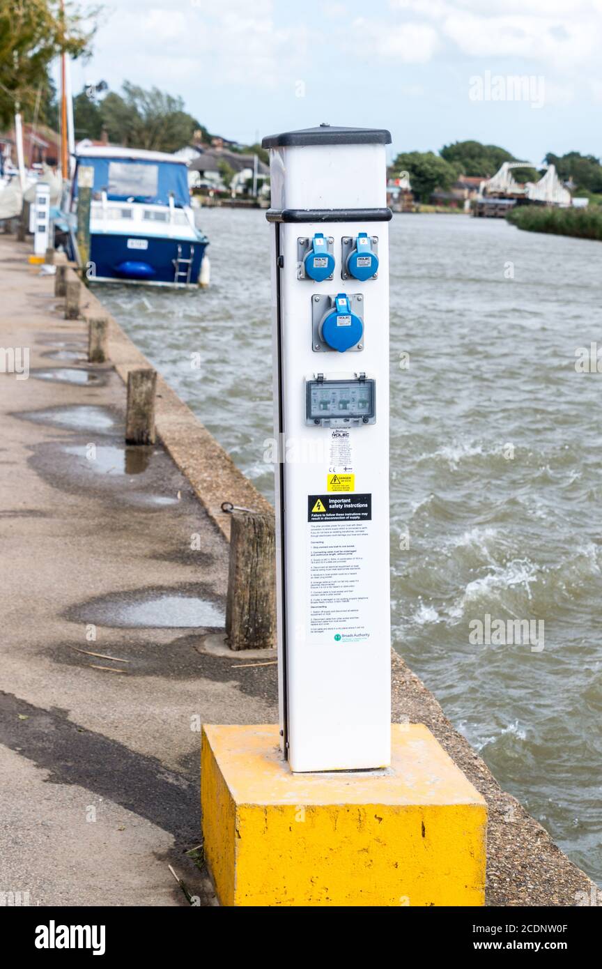 Elektrischer Bootladepunkt auf dem Fluss yare Stockfoto