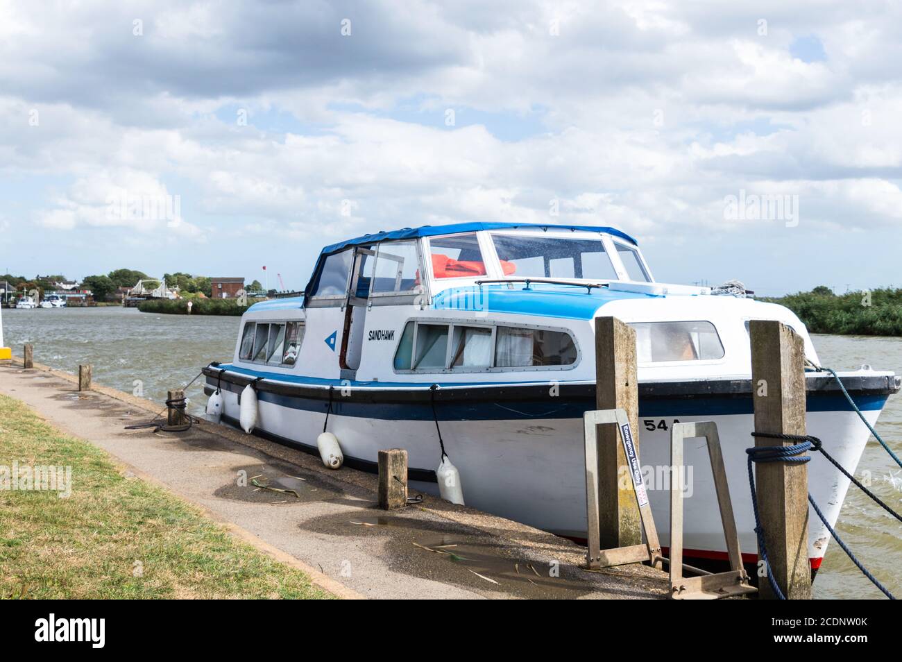 Boote liegen im Fluss Yare bei Reedham Stockfoto