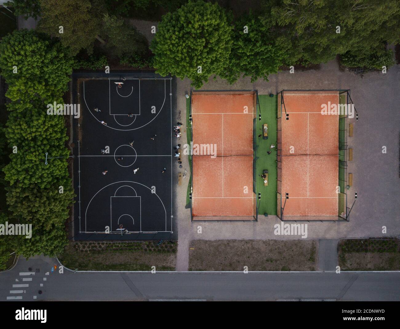 Basketballplatz und 3 Tennisplätze von oben Stockfoto