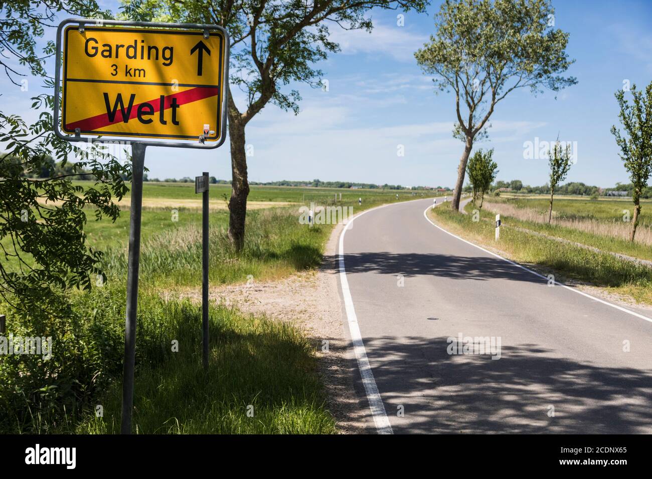 Dorfausgangsschild Welt in Nordfriesland bedeutet auch die Das Ende der Welt Stockfoto