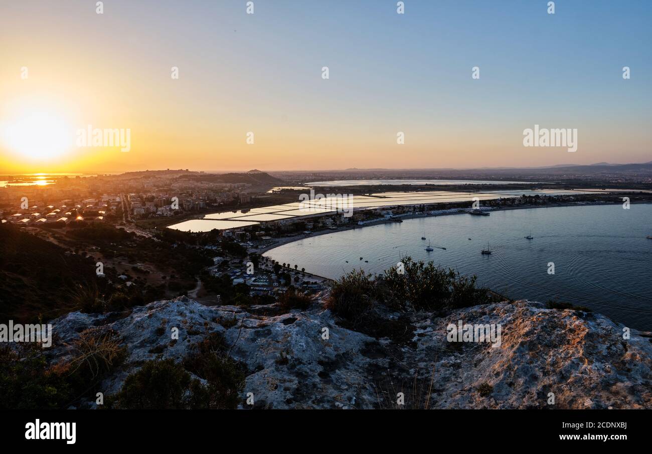 Sonnenuntergang auf der Klippe Sella del Diavolo, Golfo degli Angeli, Cagliari, Sardinien, Italien Stockfoto