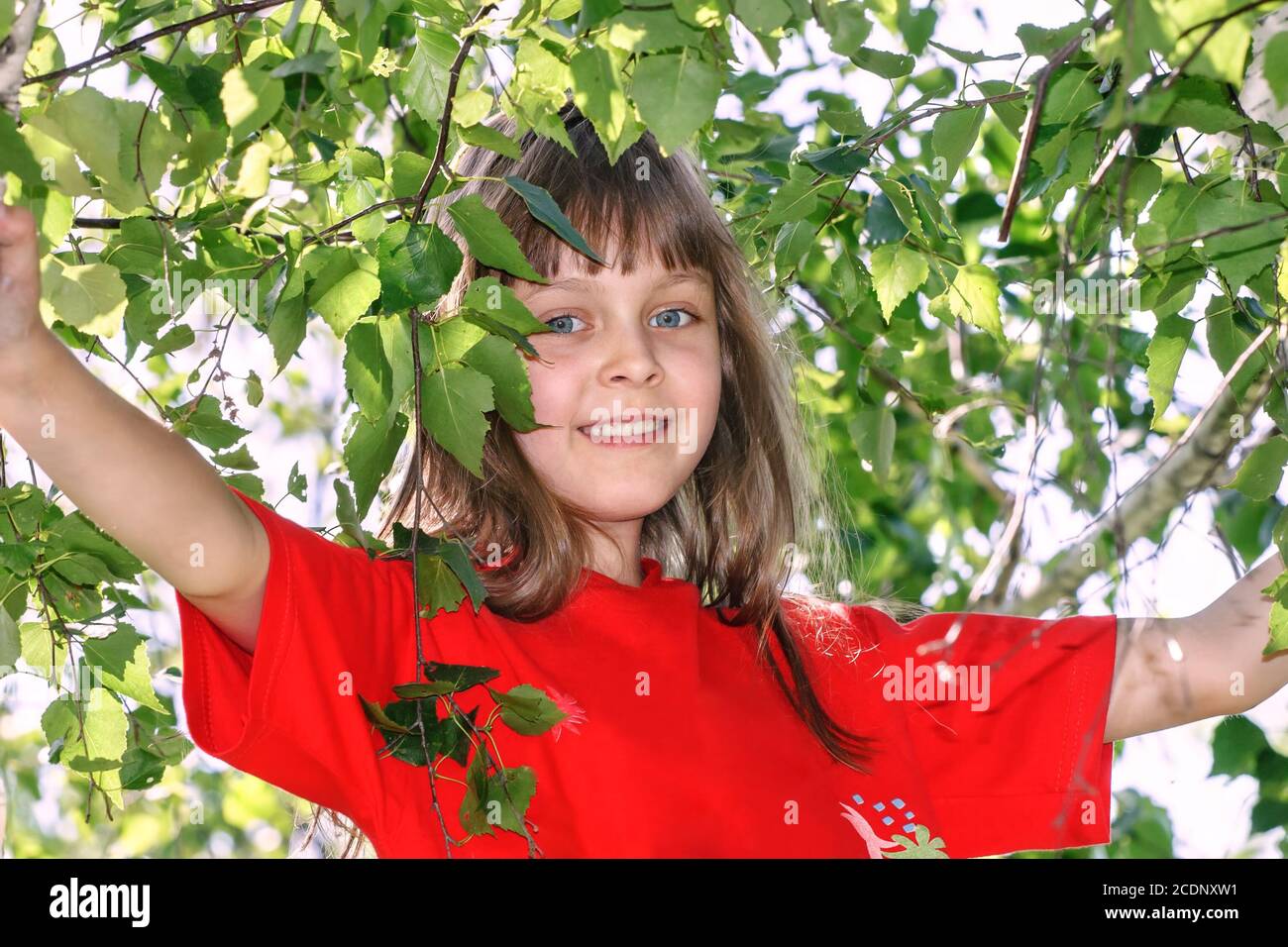 Mädchen in einem roten T-Shirt Stockfoto