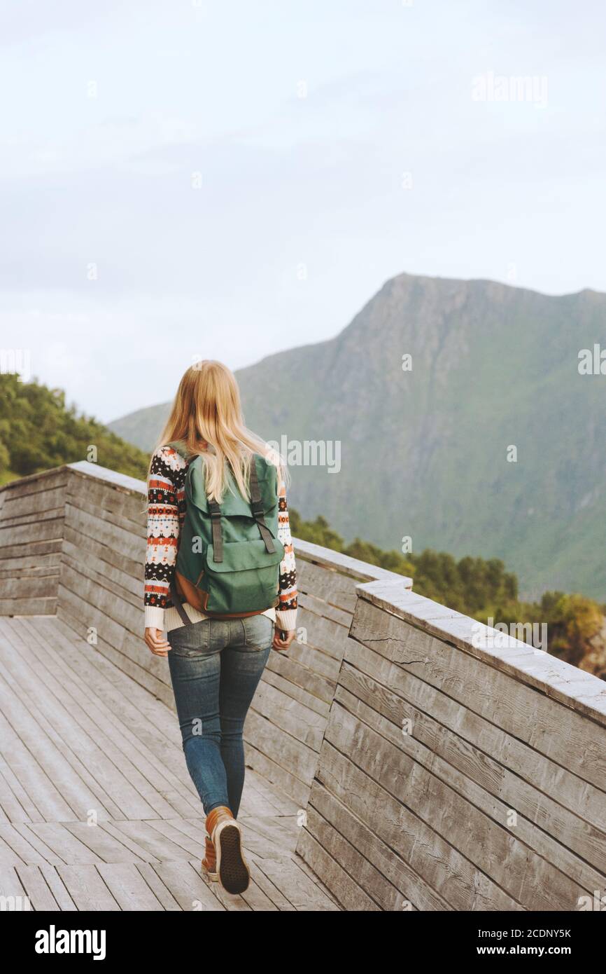 Frau mit Rucksack unterwegs auf Holzbrücke in Norwegen Solo Urlaub Tour aktiv gesunde Lebensweise im Freien Stockfoto