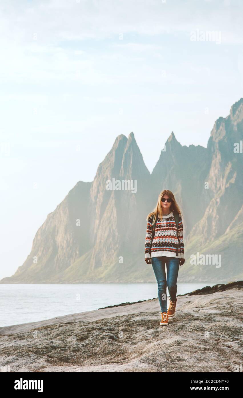 Junge Frau, die alleine in Norwegen unterwegs ist, allein im Freien aktiv Gesunder Lebensstil nachhaltiger Tourismus die Gipfel von Oksunnan blicken auf die Senja-Inseln Stockfoto